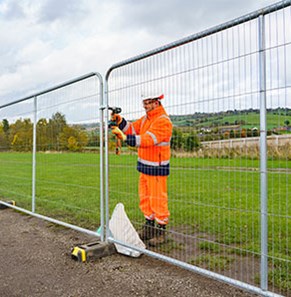 Site Engineer Fitting heras Barrier Protection